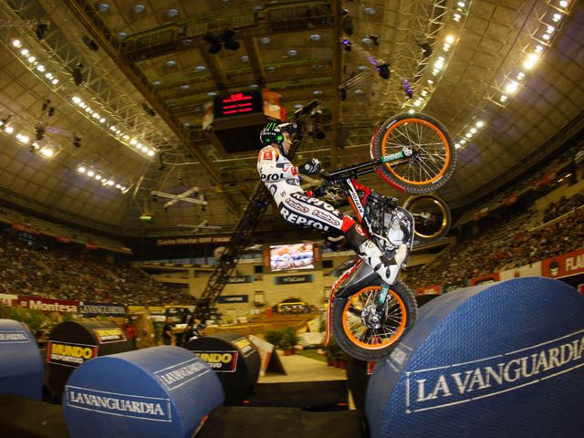 Toni Bou se impone en el Trial Indoor de Barcelona