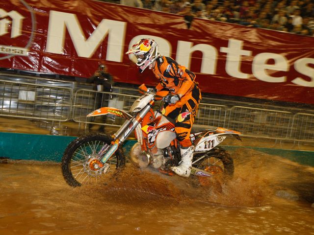 Tadeusz Blazusiak gana el Enduro Indoor de Barcelona