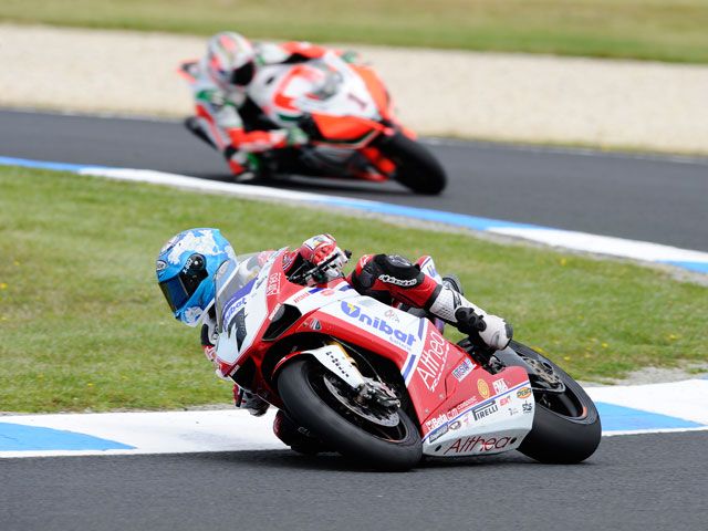 Carlos Checa arrasa en Phillip Island