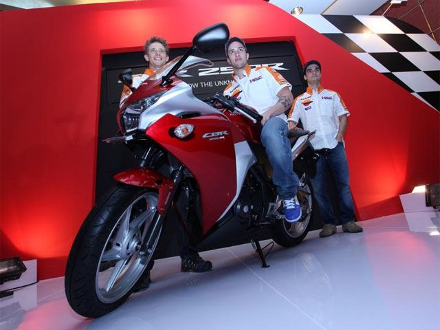 Pedrosa, Stoner y Dovizioso en la presentación de la Honda CBR 250 R