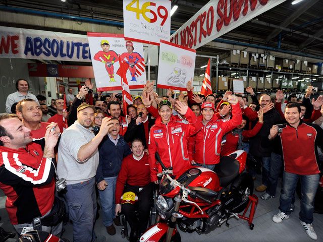 Vídeo. Rossi y Hayden presentan su equipo a los ducatistas