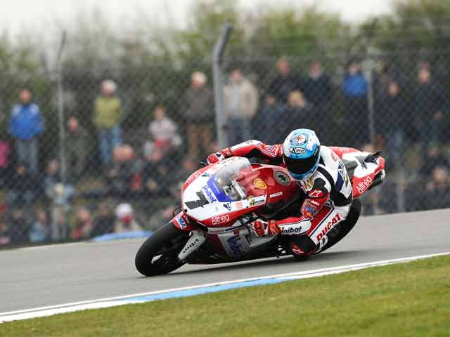 Carlos Checa y Marco Melandri ganan en Donington