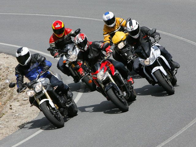 Comparativa Naked Superventas: BMW, Kawasaki, Suzuki, Triumph y Yamaha