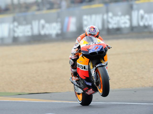 Casey Stoner gana en una carrera muy accidentada