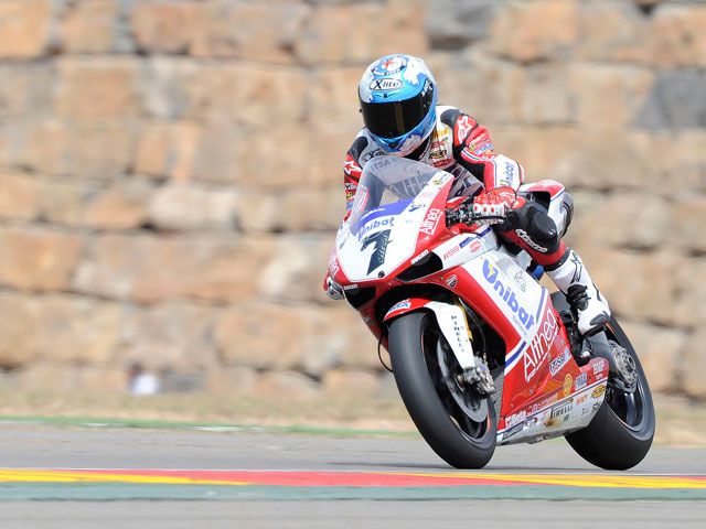 Carlos Checa saldrá mañana cuarto en las Superbike de Motorland