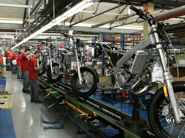 Trabajo paraliza el ERE de Derbi