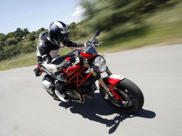 Ducati Monster 1100 EVO y comparativa de scooters