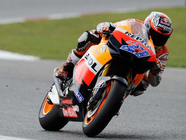 Stoner se impone en los primeros entrenamientos de MotoGP