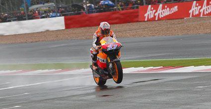 Stoner, Bradl y Folger ganan en Silverstone