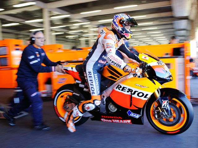 Stoner, Simeón y Folger, los más rápidos bajo la lluvia del «warm up»