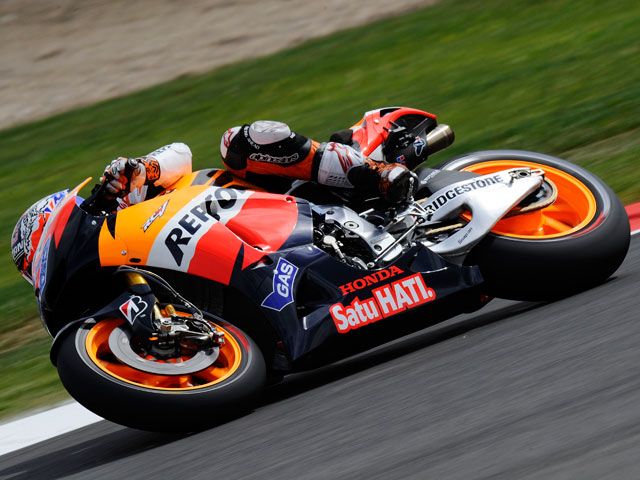 Stoner, Simoncelli y Lorenzo, batalla sin un respiro por la «pole» de MotoGP