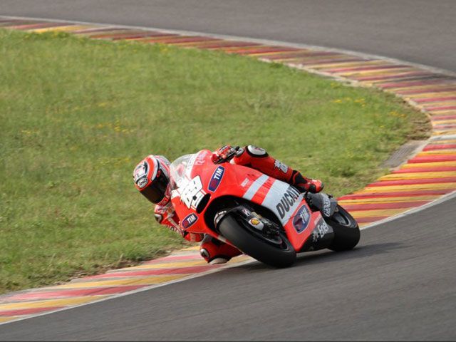 Nicky Hayden rueda en Mugello con Ducati 1000 de MotoGP