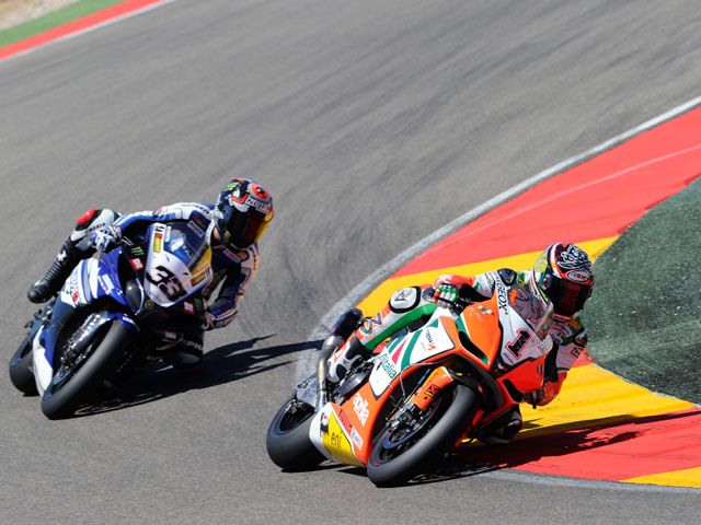 Marco Melandri y Max Biaggi se reparten las carreras en Motorland