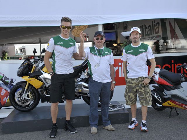 Max Biaggi entrega la primera Aprilia Tuono V4R APRC que se vende en España