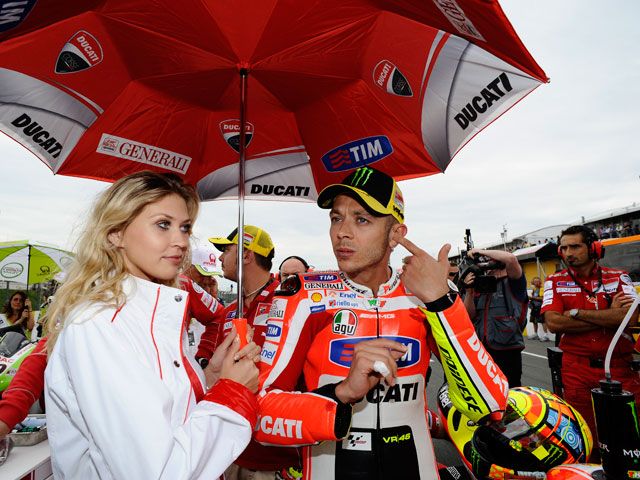 Valentino Rossi: "Probaremos las dos motos el viernes"