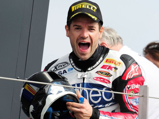 Doble victoria de Carlos Checa en el Mundial de Superbike de Silverstone