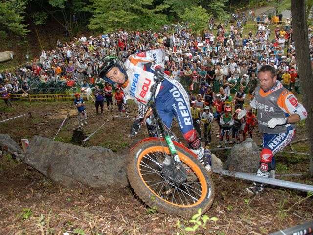 Toni Bou y Adam Raga se reparten las victorias del Trial de Japón
