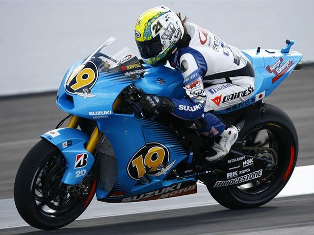 Elena Myers prueba la Suzuki de Álvaro Bautista