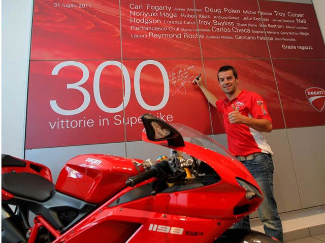 Carlos Checa festeja las 300 victorias de Ducati