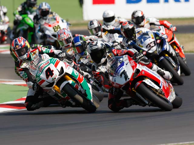 Carlos Checa tiene el título de Campeón del Mundo de Superbike a tres puntos