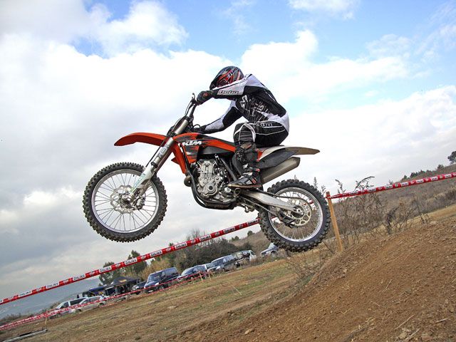 Moto de campo: levantar rueda