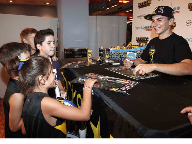 Jorge Lorenzo firmó autógrafos en Barcelona Jorge Lorenzo firmó autógrafos en Barcelona