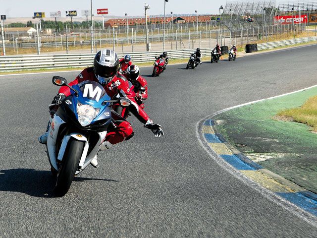 Conducción con moto en circuito