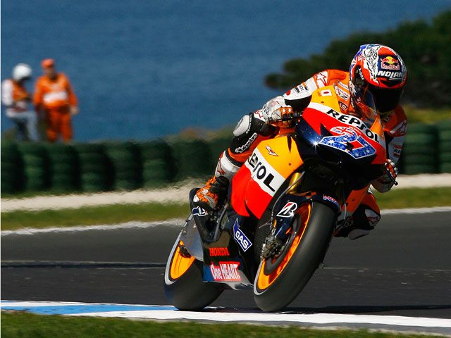 Stoner, Cortese y Bradl lideran los primeros entrenamientos libres