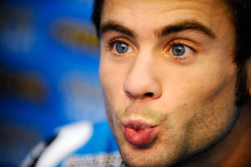 Alvaro Bautista con un pie en el Honda Gresini
