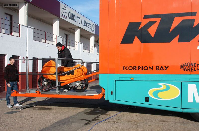 KTM prueba sus Moto3 en Albacete