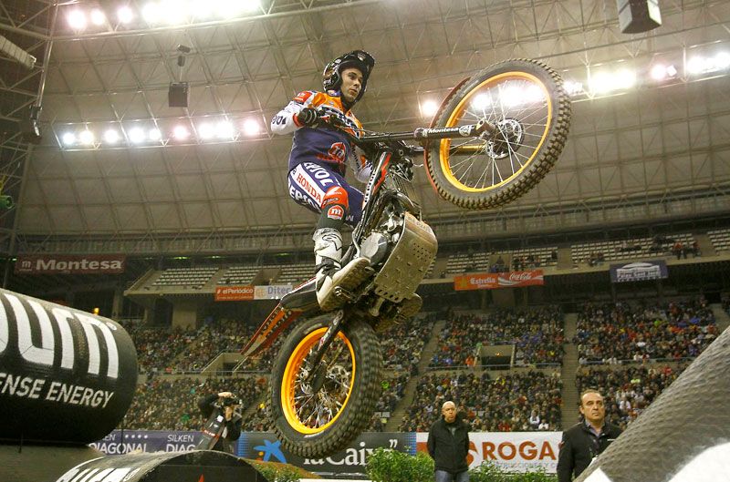 Toni Bou vence en el Trial Indoor de Barcelona