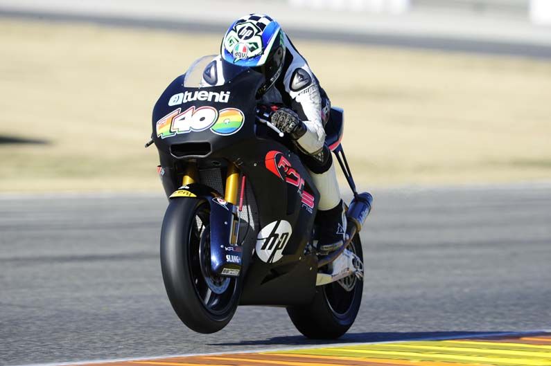 Pol Espargaró y Sandro Cortese dominan el último día en Valencia