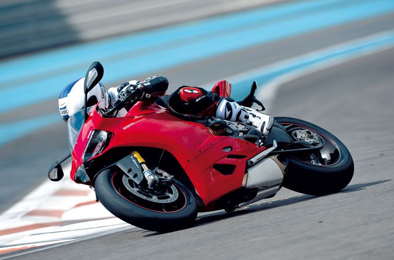 Ducati Panigale y entrevista con Carlos Checa