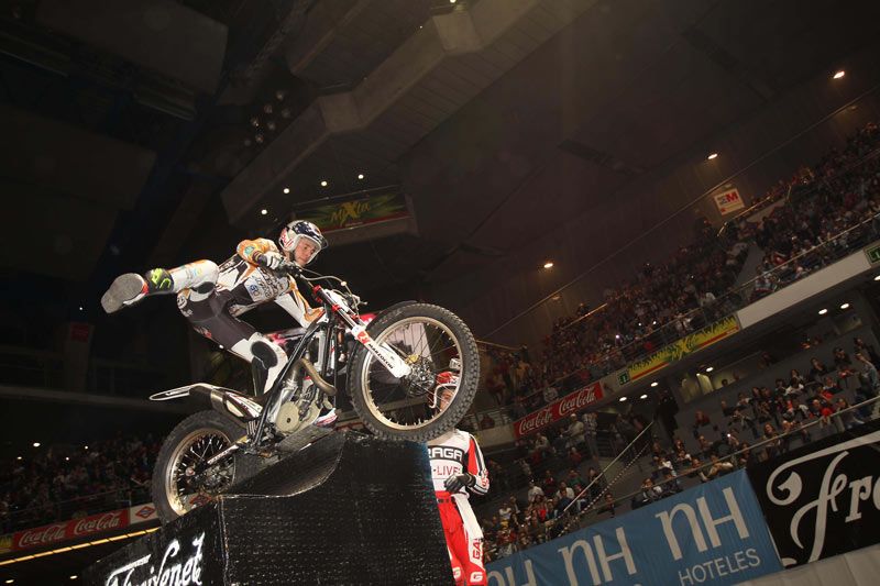 Toni Bou suma una nueva victoria en el Trial Indoor de Madrid