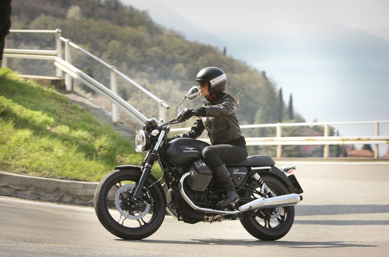 La nueva Moto Guzzi V7 Stone recupera el concepto de moto pura