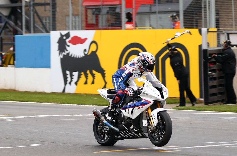 Melandri hace historia con BMW en Donington