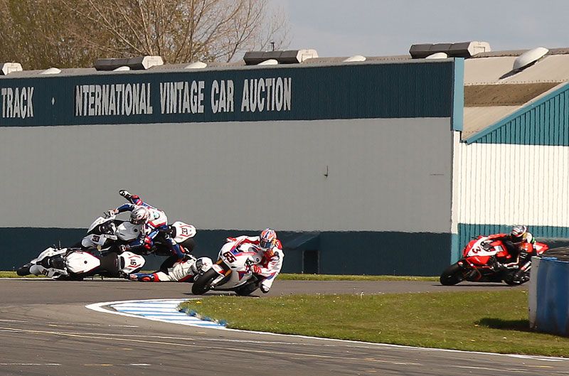 Rea gana la carrera del año en Donington