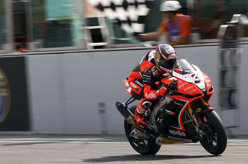 Biaggi triunfa en la primera manga de Misano