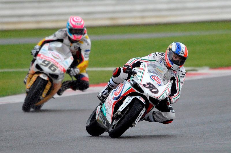 Baz y Guintoli se anotan las victorias de Superbike en Silverstone