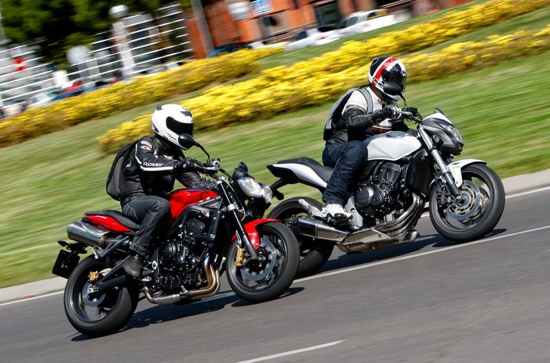 Cuerpo a cuerpo Honda Hornet - Triumph Street Triple