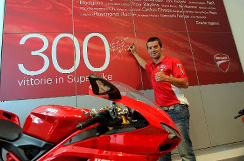 Ducati Corse renueva a Carlos Checa