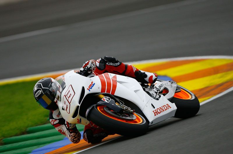 La lluvia acorta los entrenos de Márquez y Bautista