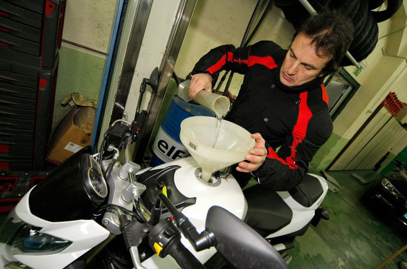 Qué afecta al consumo y trucos para hibernar la moto