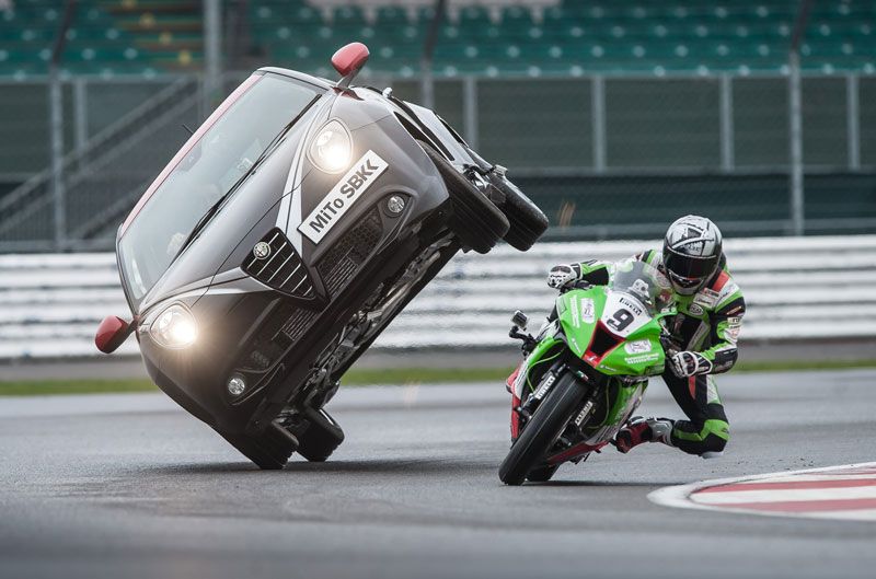 Kawasaki ZX-10R frente al Alfa Romeo Mito