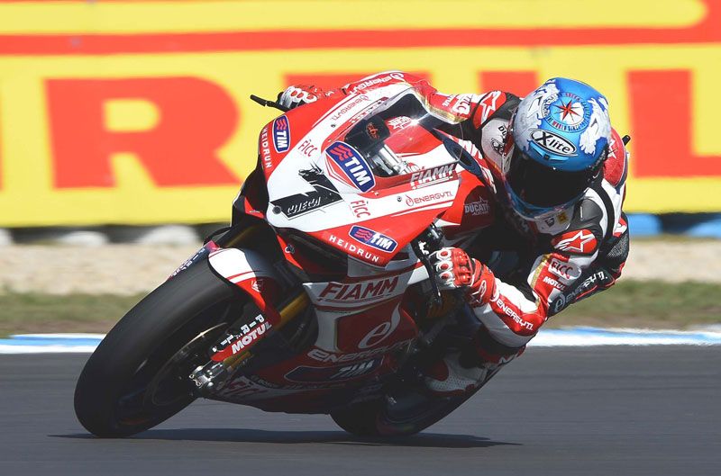 Carlos Checa consigue la superpole
