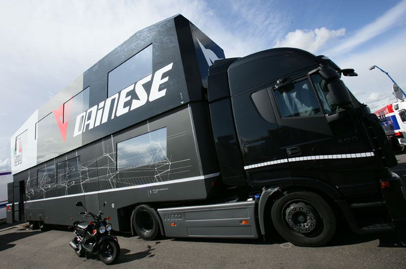 Gana una entrada y un pase de paddock para Jerez con Dainese