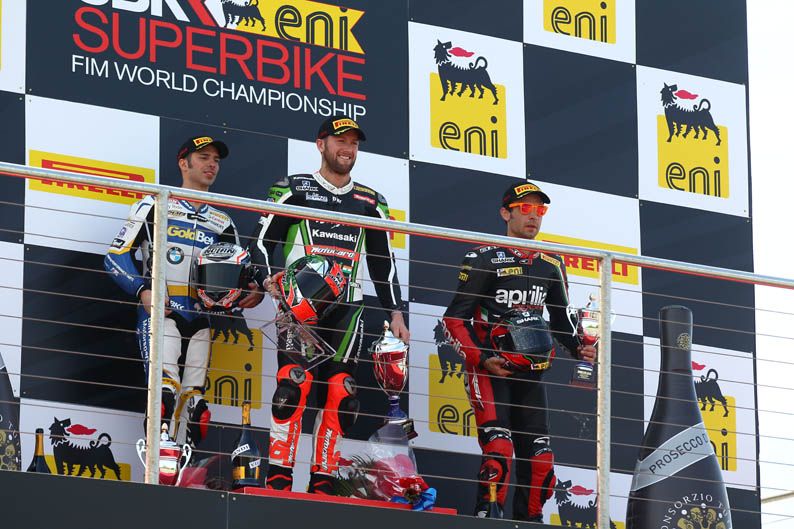 Doble victoria de Tom Sykes en Donington