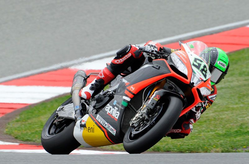Laverty gana la segunda manga de Portimao, Guintoli se afianza en el liderato