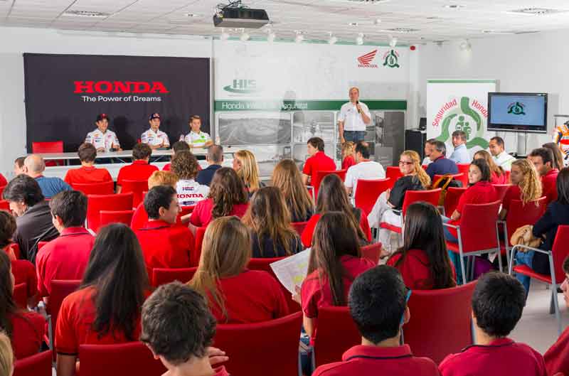 Los pilotos HRC aconsejan a los más jóvenes en materia de seguridad