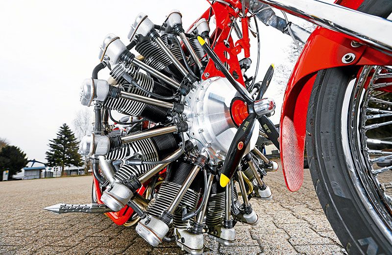 El Barón Rojo, una moto propulsada por un motor de avión.